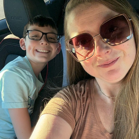 Meet your Posher, April - Picture 1 of 1